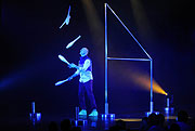 Emil Dahl, Jonglage @  Varieté Show „Stardust“ im GOP Varieté-Theater München vom 04.11.2015-10.01.2016 Das Beste von morgen mit jungen Newcomern (©Foto. Ingrid Grossmann)